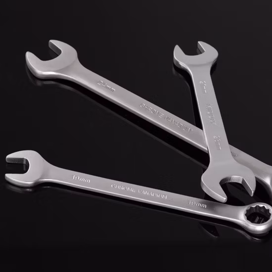 Mittlerer Schraubenschlüsselsatz, doppelt geöffnet